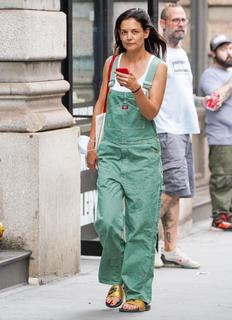 Katie Holmes feet photo thumbnail