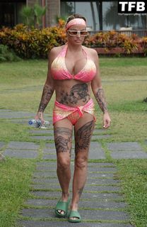 Katie Price feet photo thumbnail