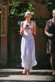 Candice Swanepoel feet photo thumbnail