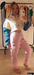 Carla Diaz feet photo thumbnail