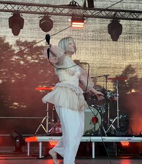 Aurora Aksnes feet photo thumbnail