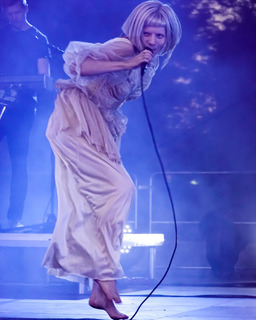 Aurora Aksnes feet photo thumbnail