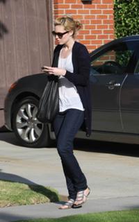 Mandy Moore feet photo thumbnail