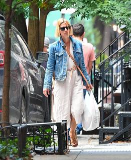 Claire Danes feet photo thumbnail