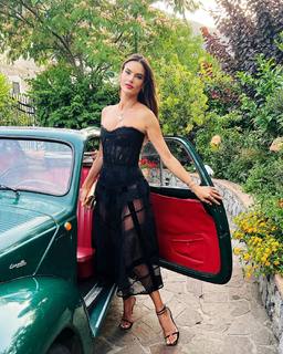 Alessandra Ambrosio feet photo thumbnail