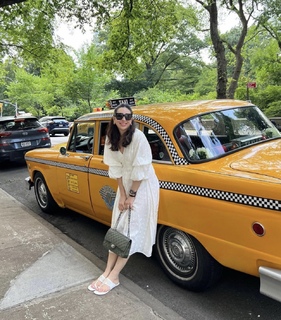 Karisma Kapoor feet photo thumbnail