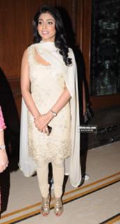 Shriya Saran feet photo thumbnail