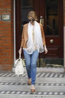 Kylie Minogue feet photo thumbnail