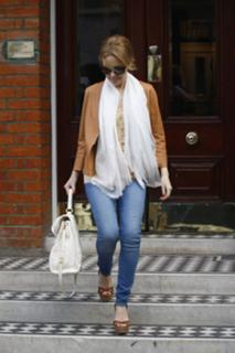 Kylie Minogue feet photo thumbnail