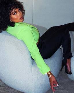 Joy Taylor feet photo thumbnail