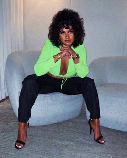 Joy Taylor feet photo thumbnail