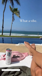 Vanessa Hudgens feet photo thumbnail