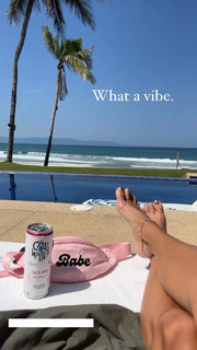 Vanessa Hudgens feet photo thumbnail