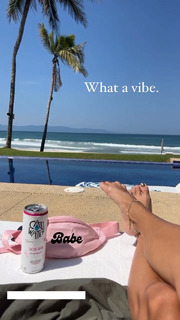 Vanessa Hudgens feet photo thumbnail