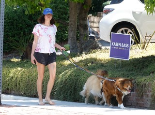 Aubrey Plaza feet photo thumbnail