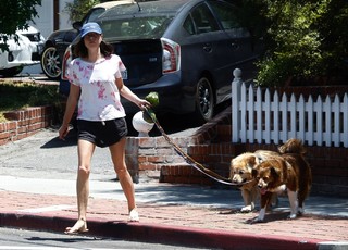 Aubrey Plaza feet photo thumbnail