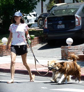 Aubrey Plaza feet photo thumbnail