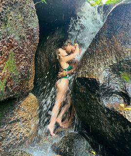 Larissa Manoela feet photo thumbnail