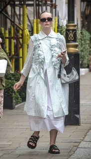Elle Fanning feet photo thumbnail
