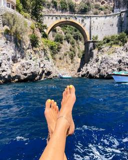 Alessandra Ambrosio feet photo thumbnail
