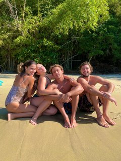Larissa Manoela feet photo thumbnail