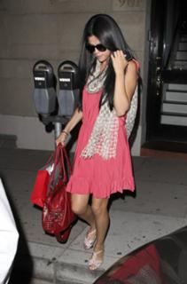 Selena Gomez feet photo thumbnail