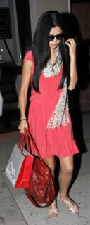 Selena Gomez feet photo thumbnail