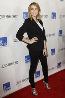 Emma Roberts feet photo thumbnail