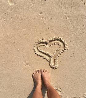 Larissa Manoela feet photo thumbnail