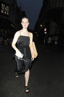 Elle Fanning feet photo thumbnail