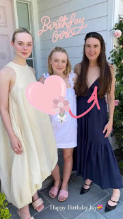 Elle Fanning feet photo thumbnail