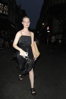 Elle Fanning feet photo thumbnail