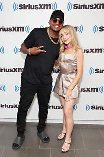 Sabrina Carpenter feet photo thumbnail