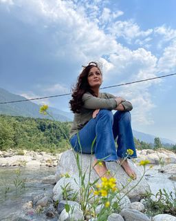 Dia Mirza feet photo thumbnail