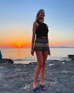 Elena Santarelli feet photo thumbnail