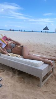 Ilary Blasi feet photo thumbnail