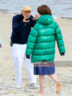 Anne Hathaway feet photo thumbnail