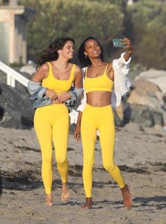Sara Sampaio feet photo thumbnail