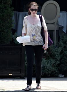 Michelle Trachtenberg feet photo thumbnail