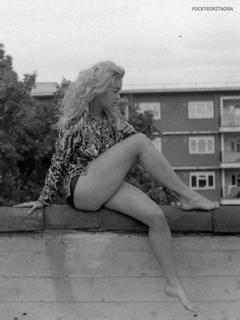 Rita Ora feet photo thumbnail