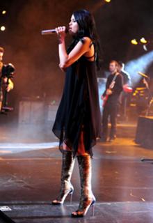 Selena Gomez feet photo thumbnail