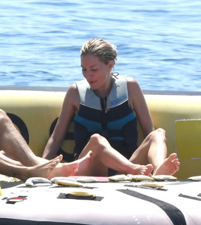 Sienna Miller feet photo thumbnail