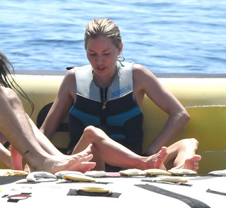 Sienna Miller feet photo thumbnail