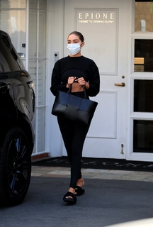 Olivia Culpo feet photo thumbnail