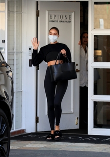 Olivia Culpo feet photo thumbnail