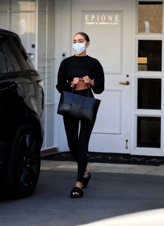 Olivia Culpo feet photo thumbnail