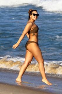 Demi Lovato feet photo thumbnail