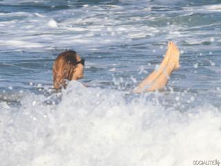 Demi Lovato feet photo thumbnail