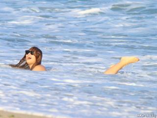 Demi Lovato feet photo thumbnail