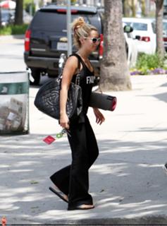 Ashley Tisdale feet photo thumbnail